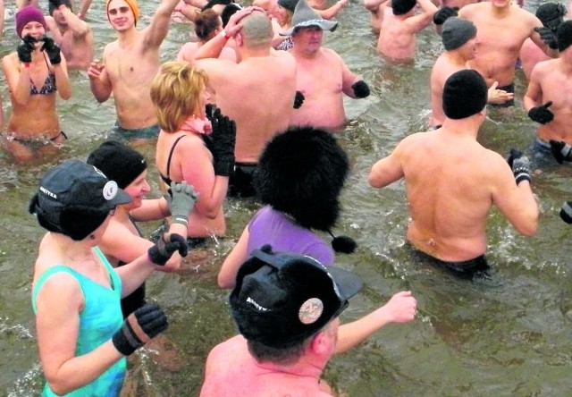 Tak kąpały się morsy na ełckiej plaży.