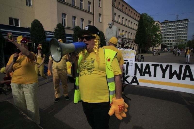 Żółta Alternatywa żąda uwolnienia kaczki! Happening w pasażu Schillera