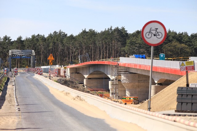 Nowy most nad Wartą w Rogalinku jest już prawie gotowy. To ważny element rozbudowy drogi wojewódzkiej nr 431 w gminach Kórnik, Puszczykowo i Mosina. Zobacz, na jakim etapie są prace budowlane!Przejdź do kolejnego zdjęcia --->