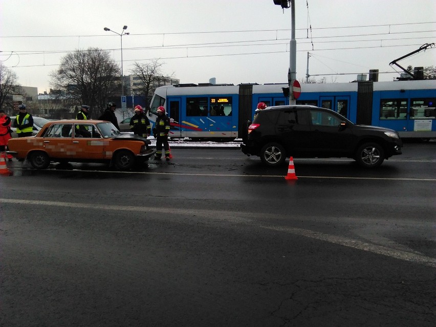 Wrocław: Wypadek na Legnickiej. Trzy osoby poszkodowane (ZDJĘCIA)