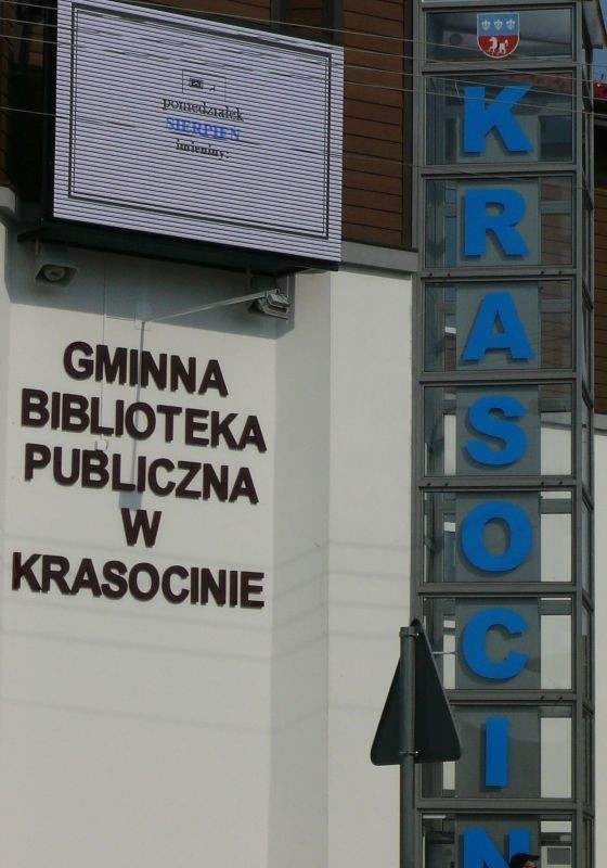 Przy zakręcie drogi wojewódzkiej 786 Włoszczowa &#8211; Kielce w Krasocinie wita kierowców wielki telebim na budynku biblioteki.
