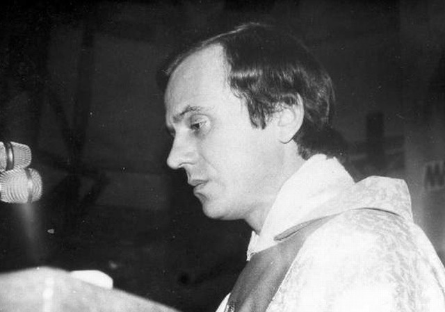28 maja 1972 r. ks. Popiełuszko otrzymał święcenia kapłańskie z rąk prymasa kardynała Stefana Wyszyńskiego