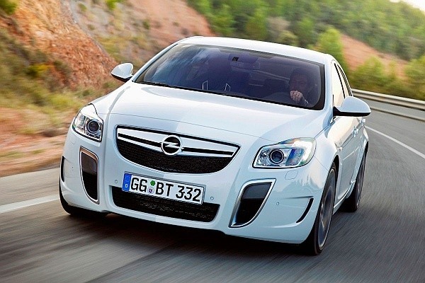 Opel insignia OPC wyróżnia się nowym przodem nadwozia z dwoma dużymi pionowymi wlotami powietrza.