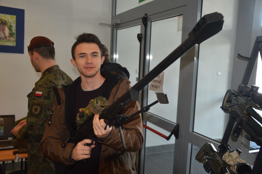Studenci Państwowej Wyższej Szkoły Zawodowej w Tarnowie garną się do wojska