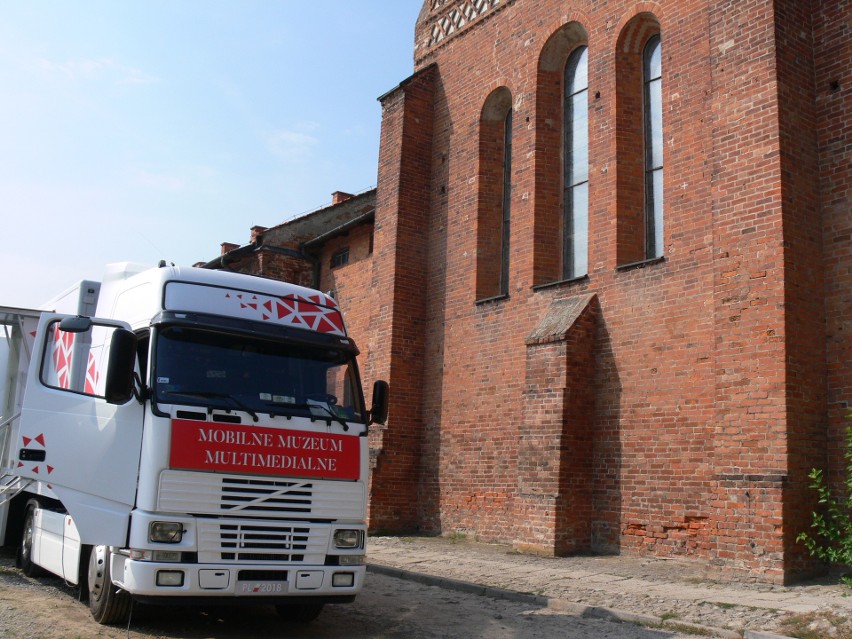 Mobilne Muzeum Multimedialne zaparkowało przy klasztorze...