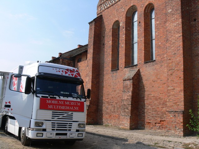 Mobilne Muzeum Multimedialne zaparkowało przy klasztorze Dominikanów w Sandomierzu