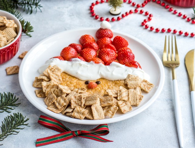 Omlet w kształcie Mikołaja na mikołajkowe śniadanie.