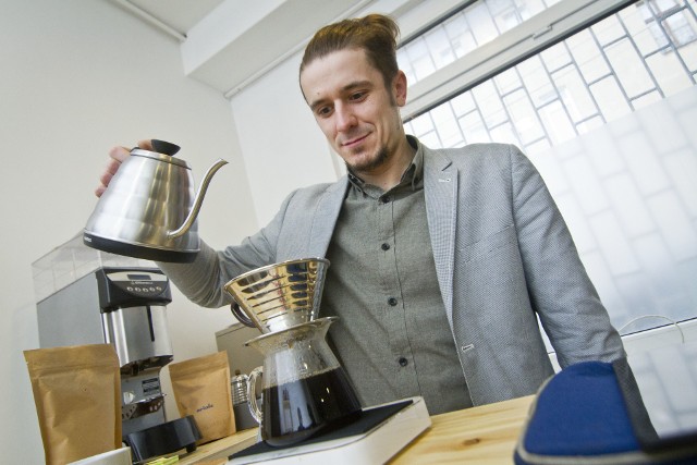 Alternatywne sposoby przygotowywania kawyBarista Mateusz Karczewski przygotowuje kawę w dripperze.