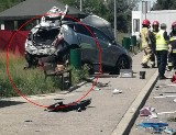 Poważny wypadek na autostradzie A4 pod Opolem. Tir staranował osobówkę na parkingu, a samochód wjechał w kobietę siedzącą na ławce