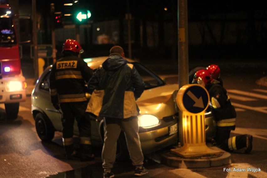 Wypadek w Lubinie. Opel uderzył w latarnię uliczną (ZDJĘCIA)