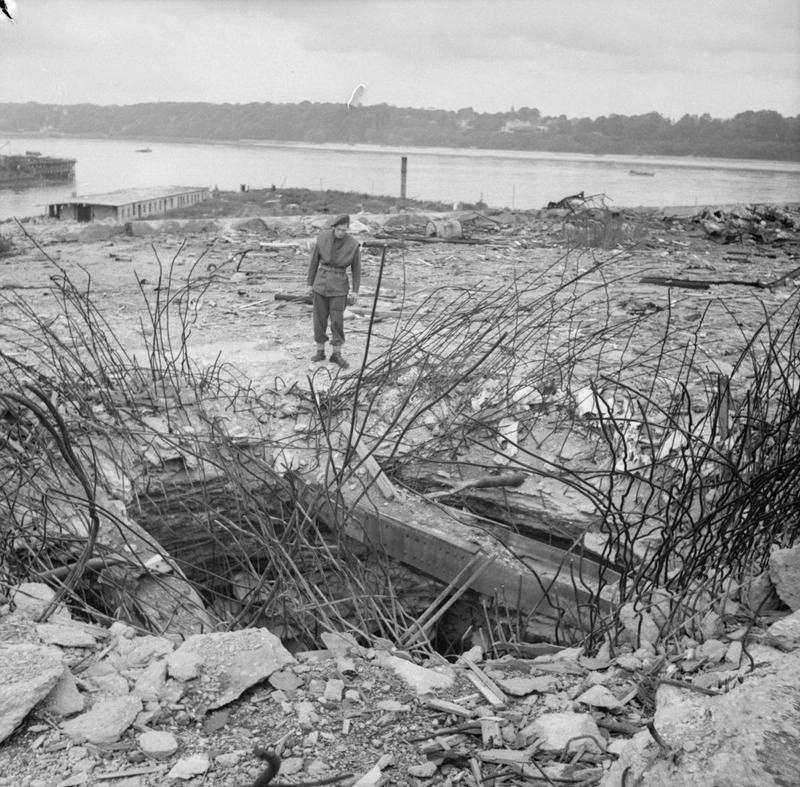 Kwiecień 1945 roku. Efekt uderzenia tallboya w schron dla...