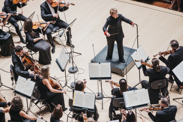 Marin Alsop już nie po raz pierwszy dyrygowała Narodową Orkiestrą Symfoniczną Polskiego Radia w Katowicach. Wcześniej była z orkiestrą m.in. na tournee w Japonii, podczas zainicjowanych przez nią mistrzowskich kursów dyrygenckich
