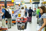 Promocje oferowane przez supermarkety i dyskonty przyciągają coraz więcej klientów. „Polacy lubią taniej kupować”