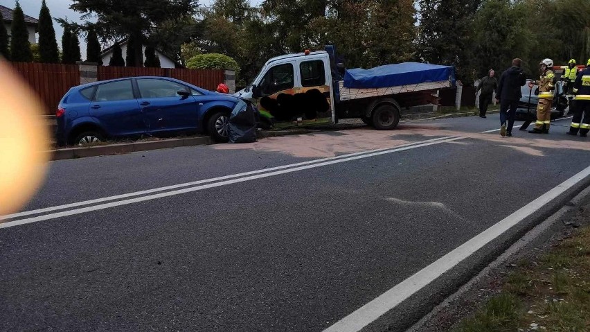 Wypadek na drodze wojewódzkiej pod Krakowem. Zderzenie trzech pojazdów, są osoby poszkodowane i duże utrudnienia w ruchu