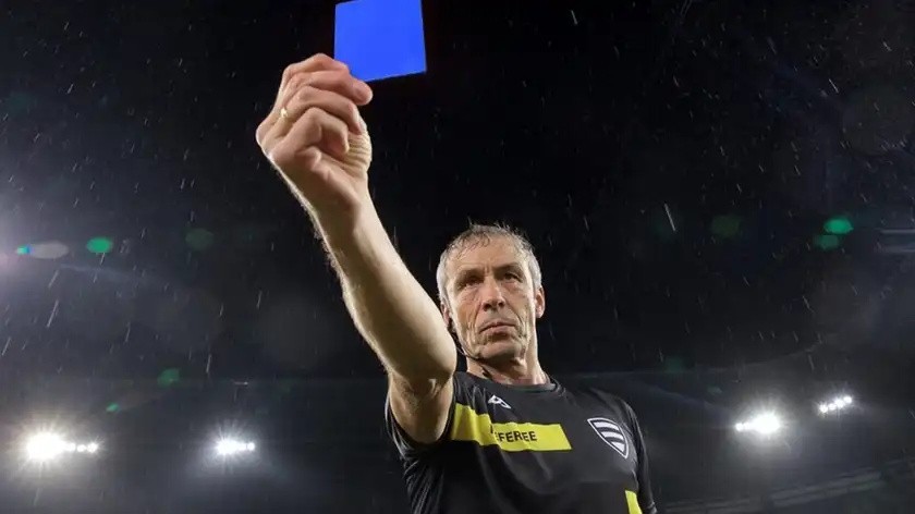 Piłkarskie władze IFAB i FIFA zdecydowały się przesunąć ogłoszenie  wprowadzenia niebieskiej kartki | Express Bydgoski