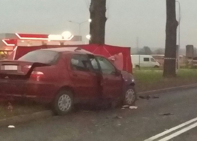 O godz. 15.00 na drodze krajowej nr 43 kierowca fiata albei z nieustalonych przyczyn wjechał wprost pod ciężarówkę. Zginął na miejscu.