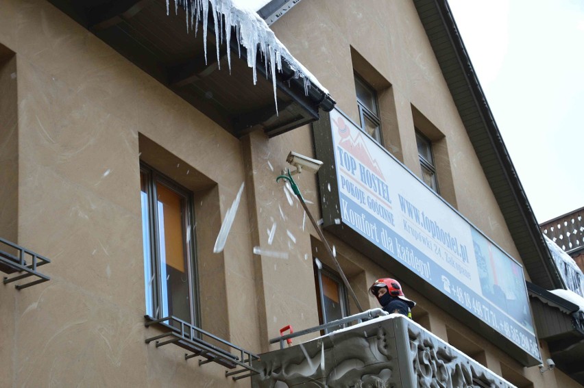 Zakopane. Straż pożarna strącała sople z dachów [ZDJĘCIA]