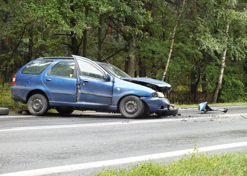 Wypadek karetki pod Bełchatowem. Cztery osoby ranne [ZDJĘCIA+FILM]