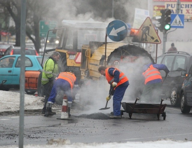 Na Grodzkiej wczoraj pojawili się drogowcy, dziur już jest mniej. 