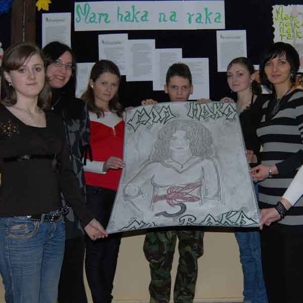 Uczniowie Zespołu Szkól Ekonomicznych w Rzeszowie, pokazują jedną ze swych prac. Druga z prawej, nauczycielka Joanna Sikora, opiekun programu.