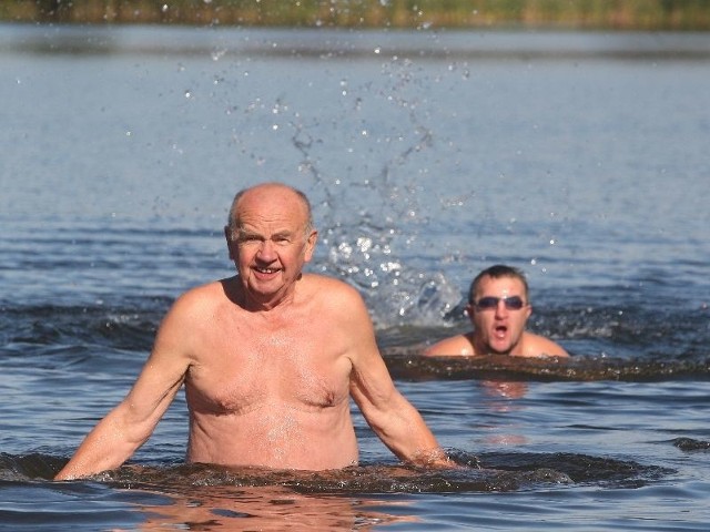 Takie zimne kąpiele każdemu dodadzą zdrowia &#8211; przekonuje Edward Dłużewski, najstarszy mors w regionie świętokrzyskim.