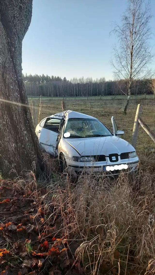 W piątek rano, 17 grudnia, doszło do wypadku drogowego na drodze powiatowej niedaleko miejscowości Warblino. W wypadku uczestniczył jeden samochód osobowy, który na łuku drogi wpadł w poślizg i bokiem uderzył w drzewo.