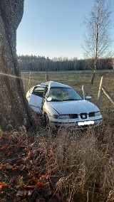 Samochód wypadł z drogi w Warblinie w gminie Główczyce. Uwaga, jest ślisko. Dzisiaj już 15 kolizji! [ZDJĘCIA]