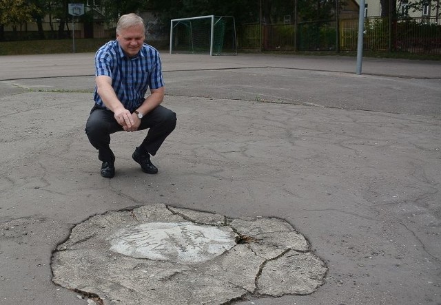 Asfalt jest tak dziurawy, a w innych miejscach wybrzuszony, że stwarza zagrożenie dla młodzieży - w takim stanie są 20-letnie boiska w szkole przy ulicy Orzeszkowej.