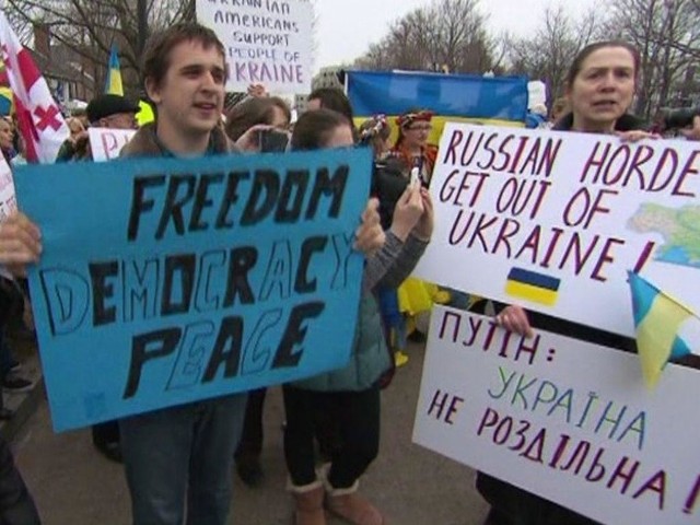 Amerykanie pod ambasadą rosyjską w Waszyngtonie skandowali "Putin, łapy precz od Ukrainy"