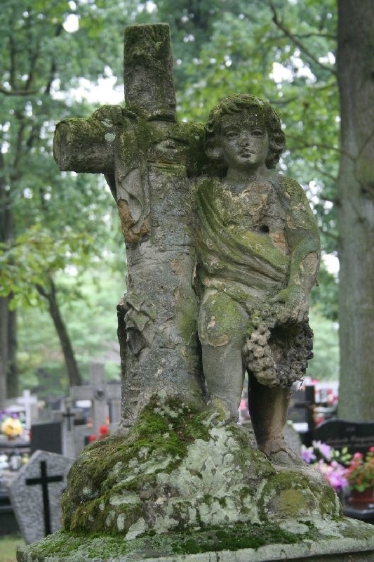 Na cmentarzu parafialnym w Racławicach znajduje się wiele zabytkowych nagrobków.