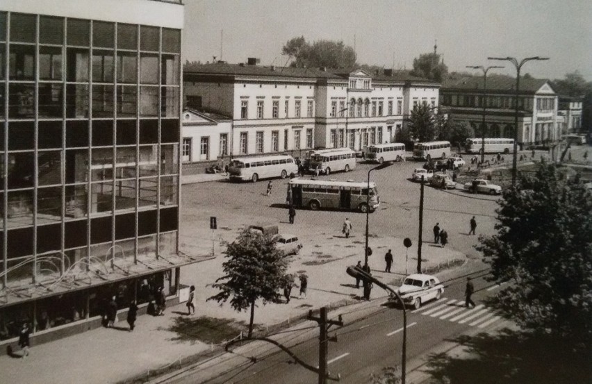 Plac przed dworcem w Sosnowcu zmieniał się stale w ostatnich...