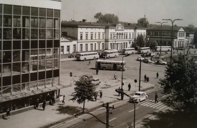 Plac przed dworcem w Sosnowcu zmieniał się stale w ostatnich stu latach. Zobaczcie na zdjęciach