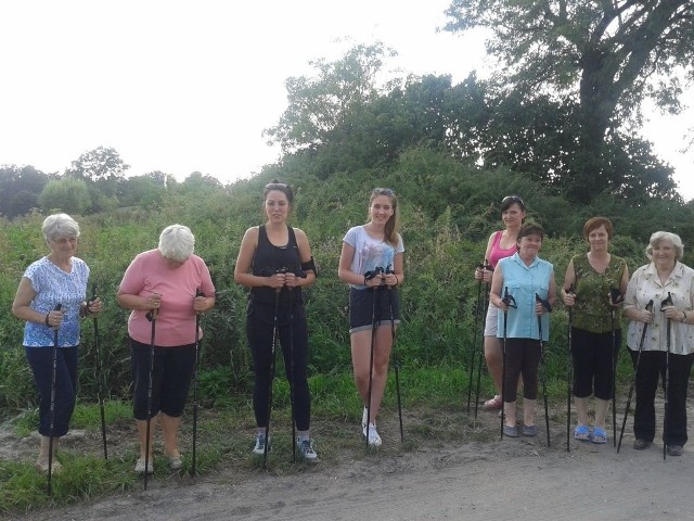 Panie z gminy Płużnica zdecydowały się na spacery z kijkami. Przed nimi jeszcze wspólne treningi fitness