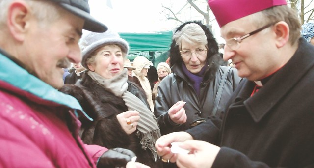 Piotr i Irena Tylczyńscy, Halina Wachowska składają sobie życzenia z biskupem Stefanem Regmuntem