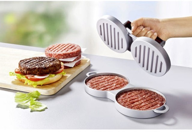 Praska do burgerówPraska do burgerów zrobiona jest z aluminium. Ma też ddkręcany drewniany uchwyt. Aluminiowe elementy urządzenia można myć w zmywarce.