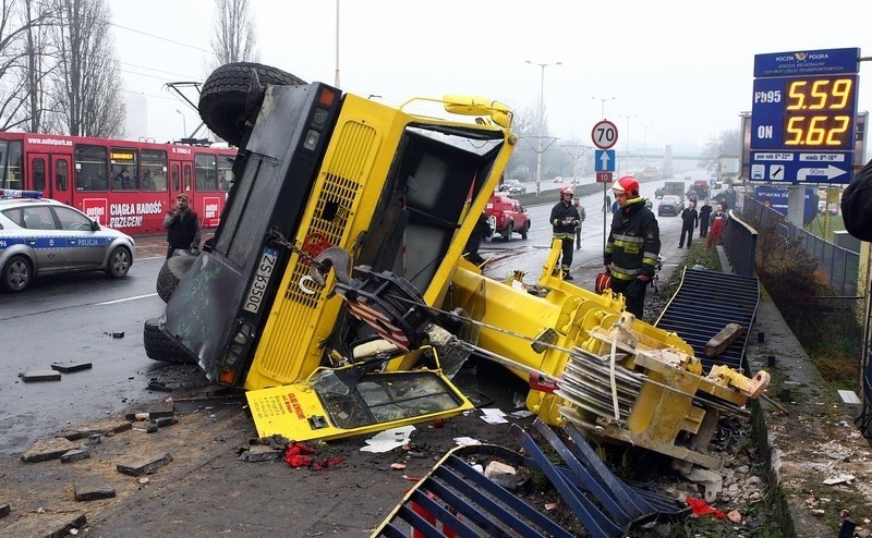 Wypadek na ul. Gdańskiej - dźwig uderzył w mur poczty....