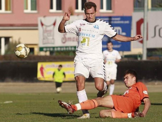 Stalowcy potrzebują wygranej, jak powietrza. Nz. w akcji Wojciech Fabianowski, który jesienią strzelił w Brzesku 2 gole. 