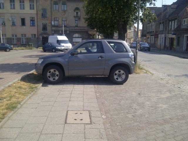 Autodrań zajął całą szerokość chodnika.