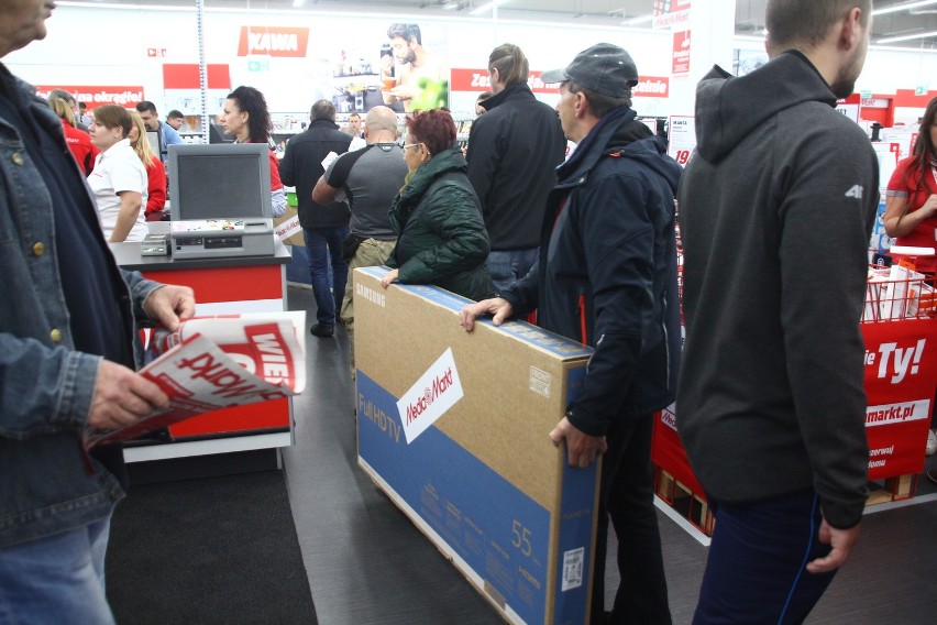 Media Markt w Żorach otwarty. Klienci stoczyli walkę o...