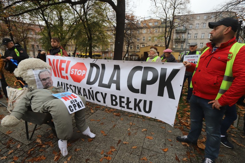 W Katowicach odbył się protest przeciwko budowie CPK i KDP w...
