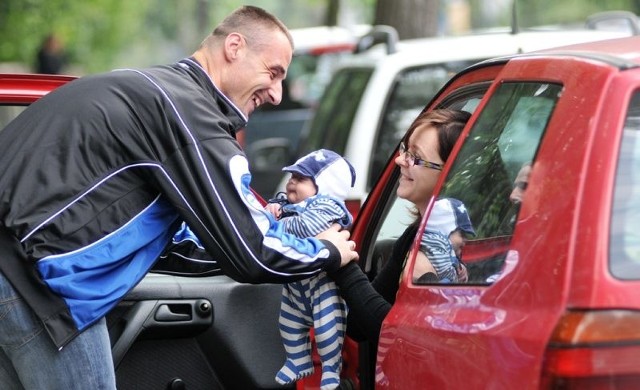 Roman i Kamila Bury z synem Patrykiem przyjechali z Żar pod szpital.