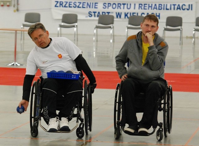 Andrzej Janowski (z lewej) i Andrzej Wójcik ze Startu Kielce rywalizowali ze sobą w kategorii BC 4. Dwukrotnie wygrał Janowski.