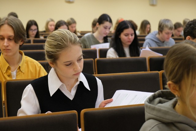 Ponad stu uczniów zdawało w sobotę próbną maturę z biologii i chemii na UMB