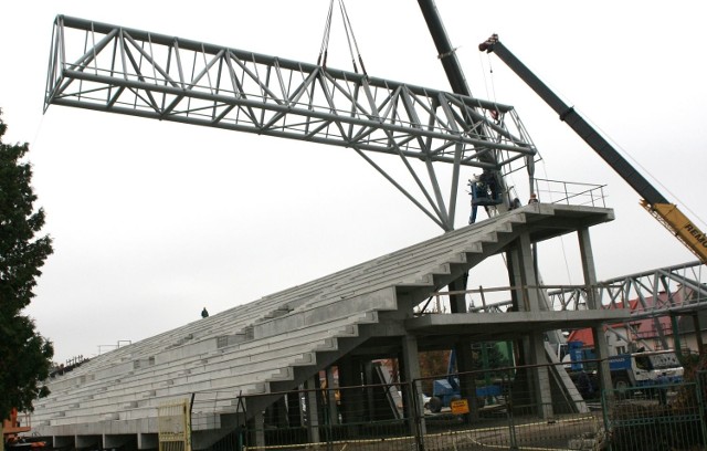 Montowanie konstrukcji nośnej dachu na nowo wybudowanej trybunie stadionu Siarki Tarnobrzeg. 
