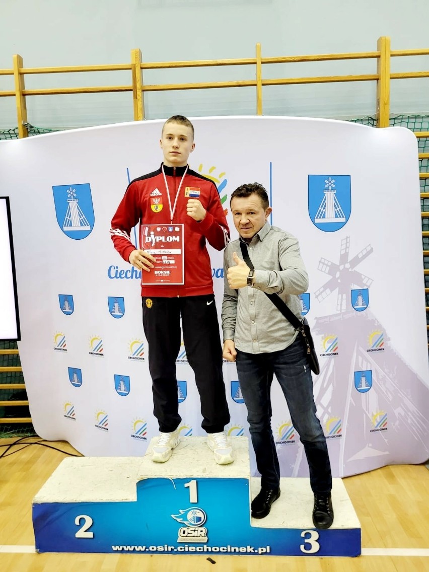 Miłosz Mielnicki z medalem i trenerem Dariuszem Snarskim