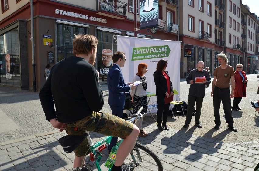 Politycy w centrum Wrocławia. Zieloni, Nowa Prawica i PO stolik w stolik (ZDJĘCIA)