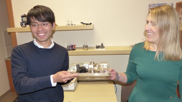 Pan Jiawei Zhou i Anna Walasek z firmy Strong Magnets prezentują magnesy, które będą produkowane w Skarżysku.