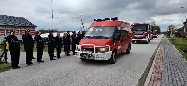 Defilada pododdziałów straży w czasie obchodów Gminnego Dnia Strażaka w Niegosławicach. Więcej na kolejnych zdjęciach