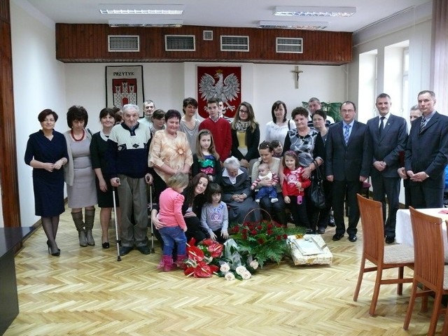 Gratulacje jubilatce Stefanii Bugajczyk (siedzi w środku) złożyli najbliżsi, złożył także Dariusz Wołczyński wójt Przytyka.
