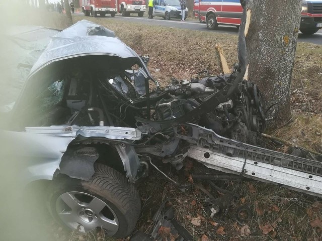 Do poważnego wypadku doszło w sobotę, 31 marca w Datyniu w powiecie żarskim. Samochód wypadł z drogi na zakręcie i uderzył w drzewo. Potrzebna była interwencja śmigłowca Lotniczego Pogotowia Ratunkowego. Straż pożarna z Brodów otrzymała zgłoszenie o wypadku zaraz po godz. 15. "Zostaliśmy zadysponowani dwoma zastępami do wypadku drogowego w miejscowości Datyń" - relacjonują strażacy. Po przyjeździe na miejsce zastali rozbite auto osobowe i 5 poszkodowanych osób. Najbardziej poszkodowana z nich została przetransportowana śmigłowcem LPR do szpitala. "Nasze działania polegały na zabezpieczeniu miejsca zdarzenia oraz udzieleniu kwalifikowanej pierwszej pomocy" - informują strażacy. Na miejscu pracowało kilka jednostek straży, śmigłowiec i policja. POLECAMY PAŃSTWA UWADZE: 